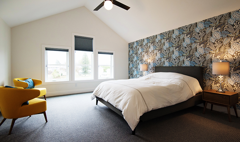guest room with carpet